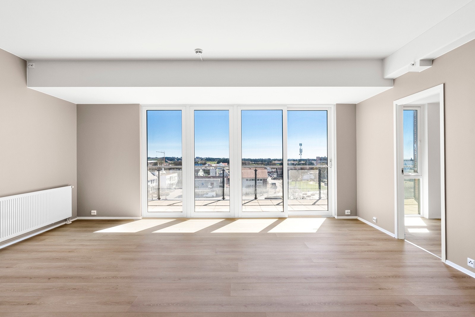 Stuen har utgang til stor terrasse Galleribilde