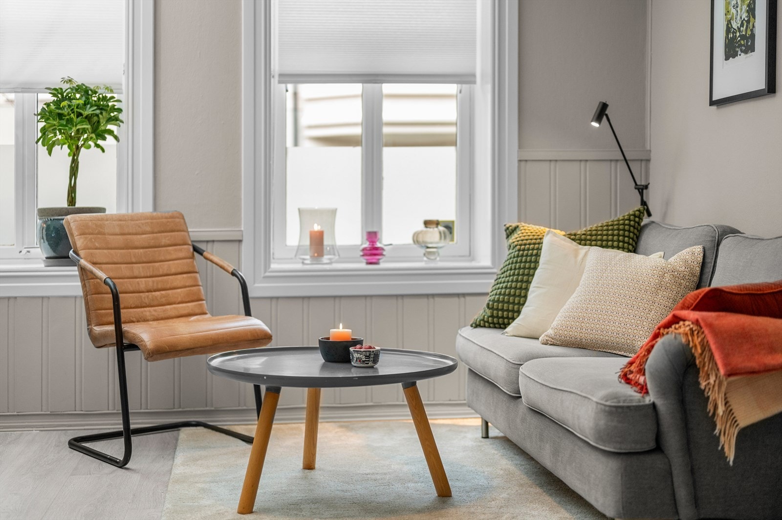 Dype vinduskarmer i klassisk bygårdsstil gir et sjarmerende preg. Soneparkering etter gjeldene regler for området, og tilgang til ladestasjon rett ved leiligheten. Videre får man også Buran busstasjon kun 1 minutt gange fra leiligheten. Galleribilde