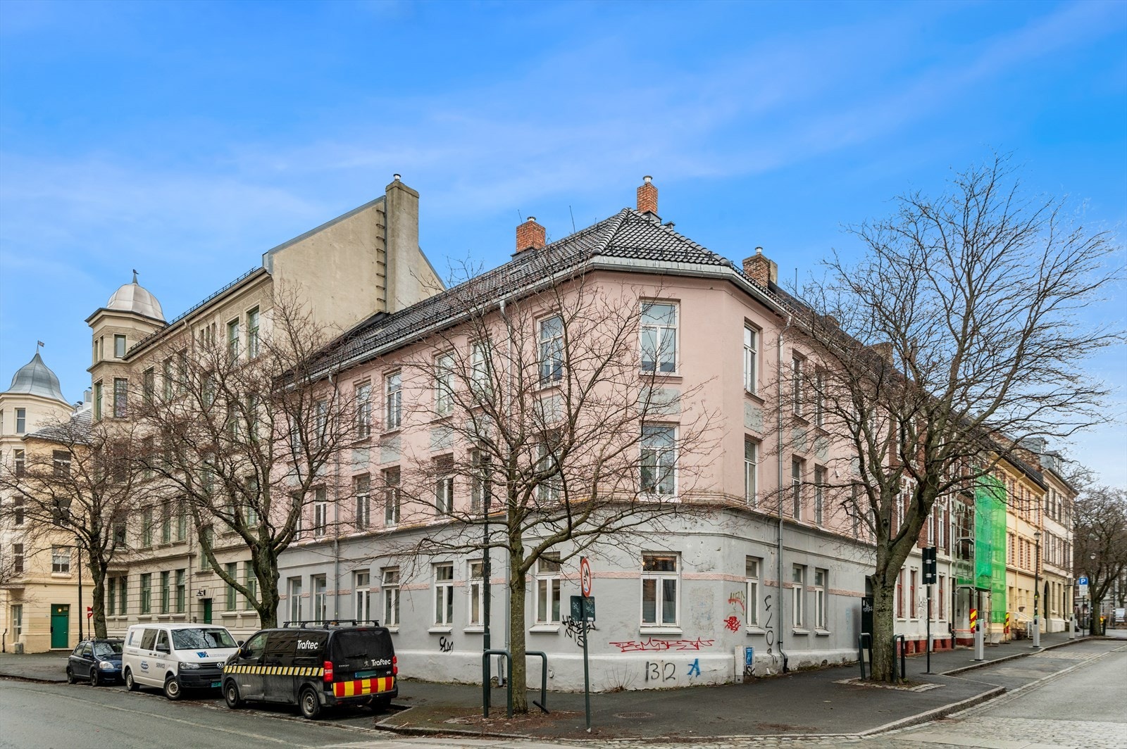 Miljøpakken bygger om Innherredsveien til miljøgate mellom rundkjøringa ved Solsiden og Saxenborg allé. Miljøgata blir en effektiv kollektivåre godt tilrettelagt også for gående og syklende, gateliv og handelsvirksomhet. Galleribilde