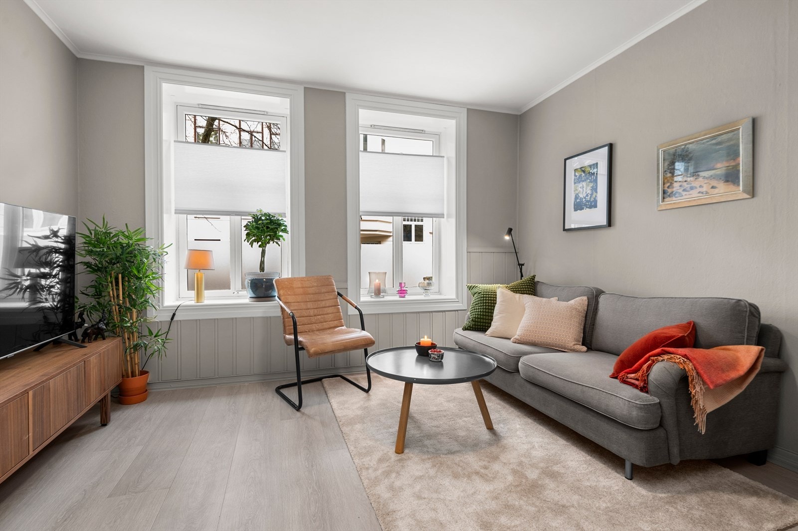 Leiligheten er malt i lune farger og det er ilagt pen 1-stavs laminat gulv. Det har nylig blitt gjennomført EL-kontroll på det elektriske anlegget. Galleribilde