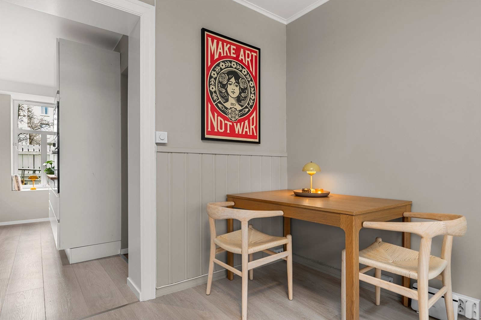 Praktisk planløsning gir rom for å møblere i egne soner. Mellom kjøkkenet og sofaseksjon er det etablert en spiseseksjon. Galleribilde