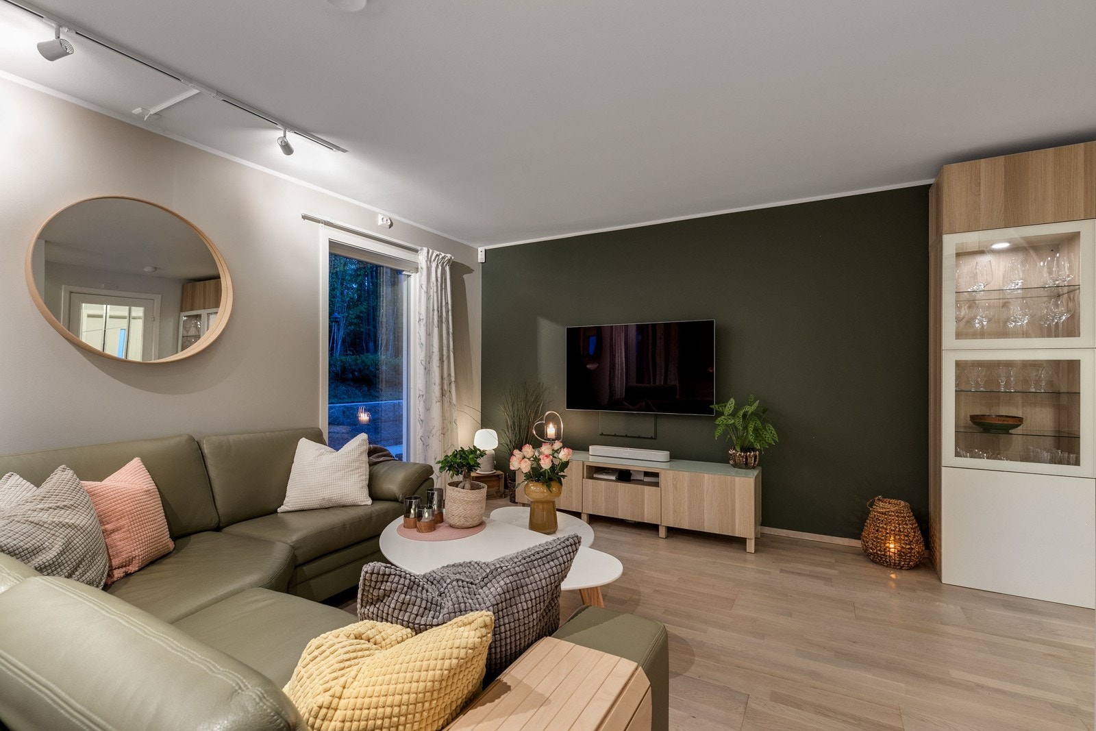 Store vindusflater og takhøyde på 2,4 m sørger for rikelig med lys og gir en luftig romfølelse. Galleribilde