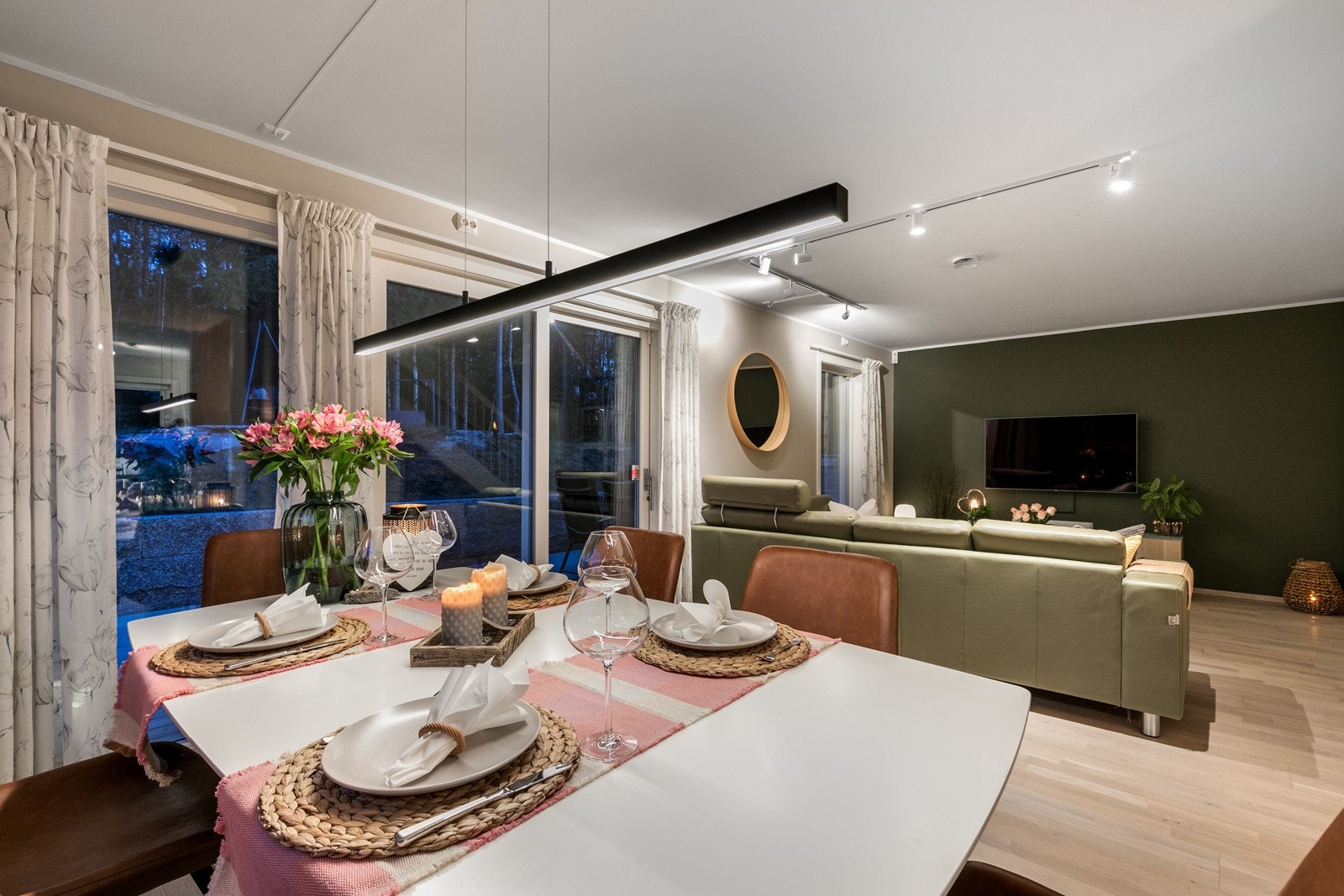 Fin avsatt plass til spisebord med stoler, hvor mange hyggelige middager kan tilbringes. Galleribilde