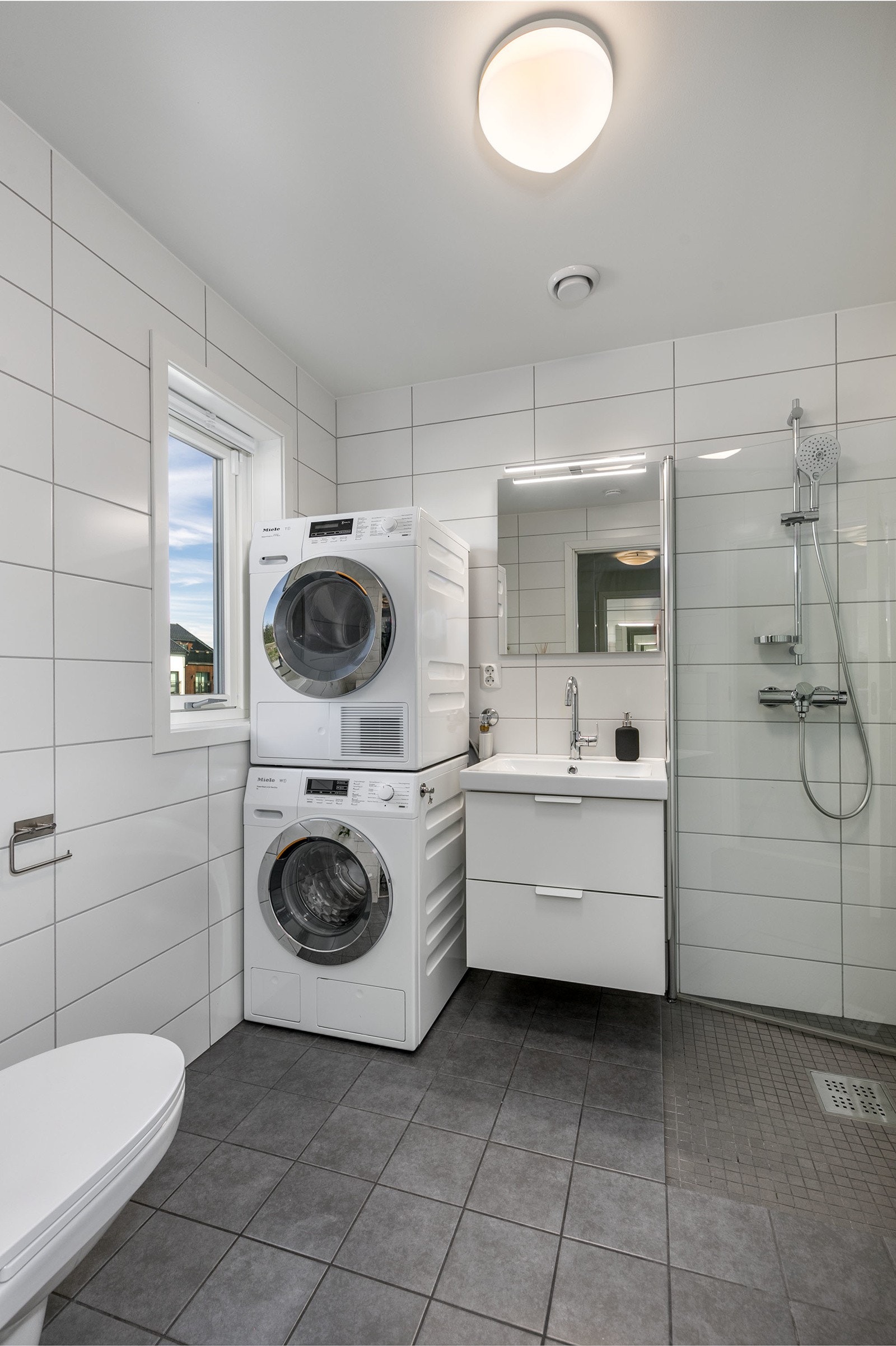 Delikat og smakfullt bad i 1. etasje fra 2019 med flislagte overflater og varme i gulv. Galleribilde