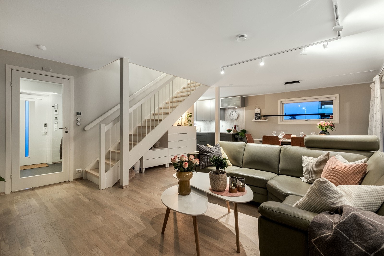 På gulvet er det lagt pen hvitpigmentert eikeparkett. Vannbåren varme i gulv i begge etasjer sørger for en stabil og behagelig temperatur. Galleribilde