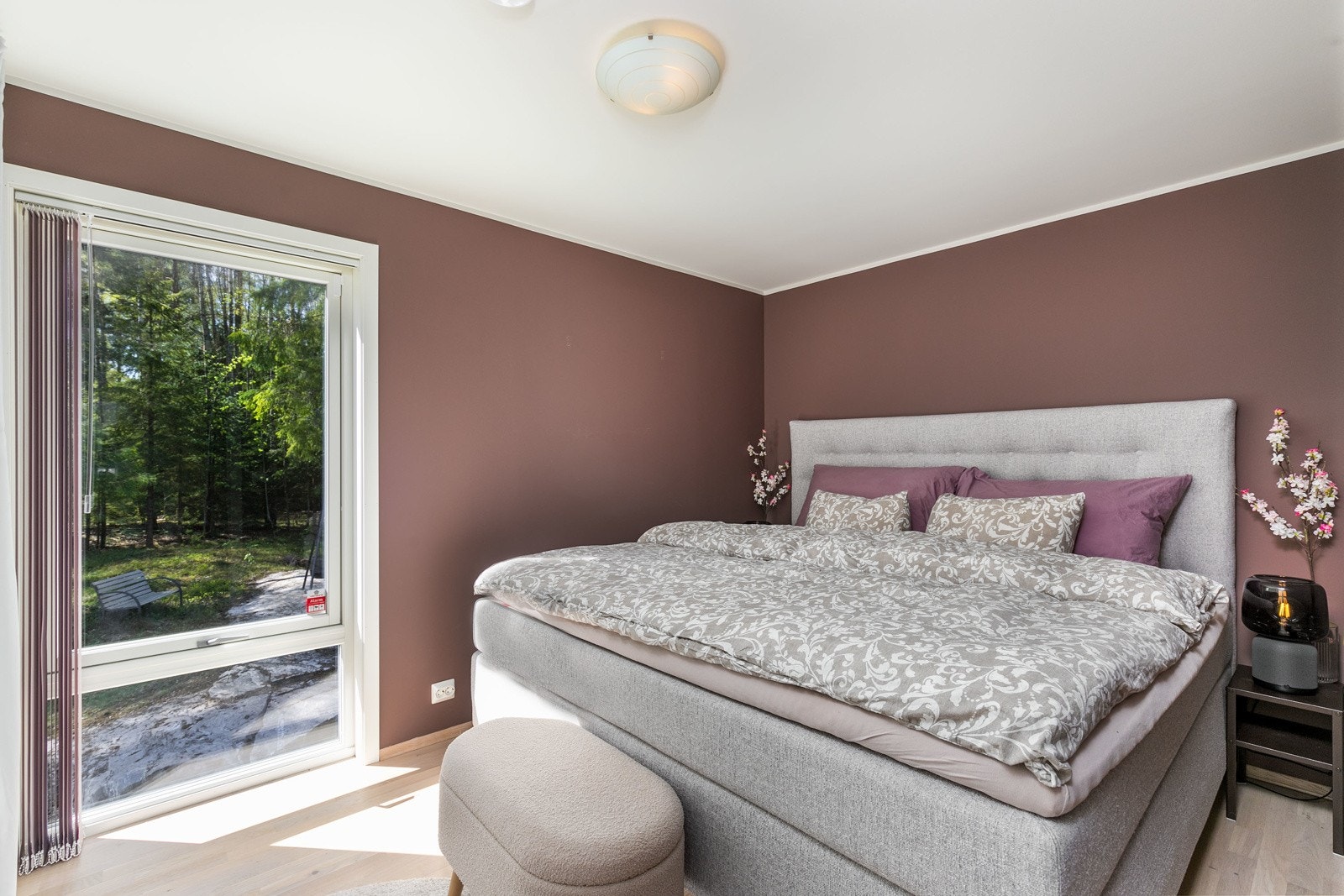 Hovedsoverommet har god plass til dobbeltseng med tilhørende nattbord på hver side. Gulvet er belagt med flott hvitpigmentert eikeparkett, som er gjennomgående for øvrige oppholdsrom. Galleribilde