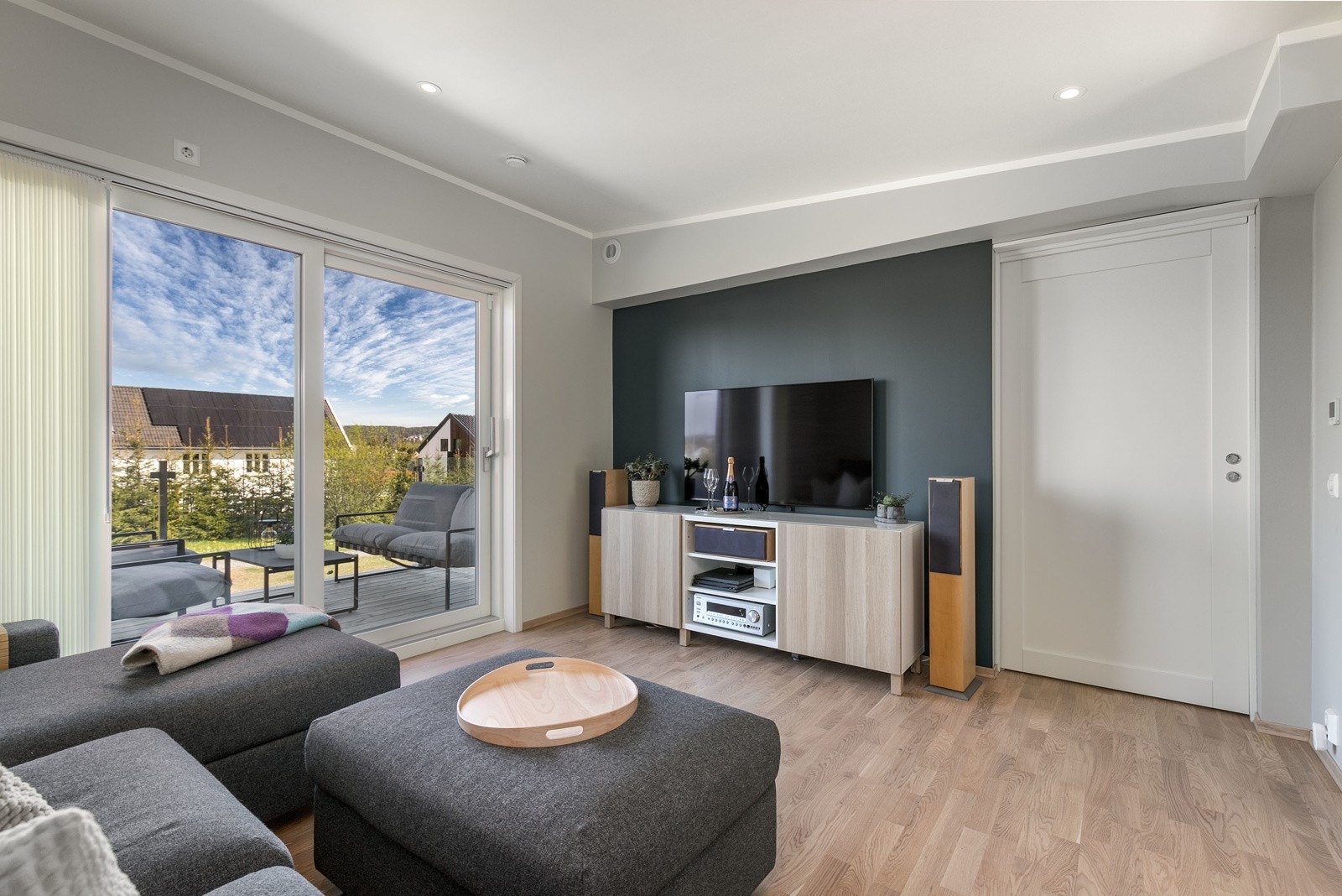 Stuen i 2. etasje sørger for god soneinndeling, perfekt for familier. Galleribilde