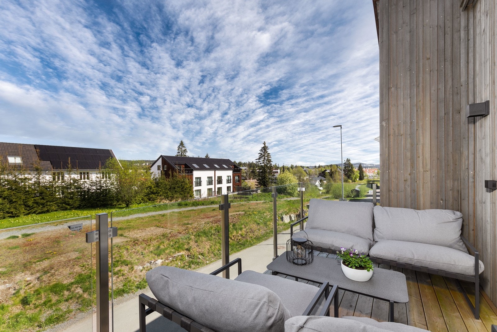 Her har man også utgang til en flott nordvendt balkong på ca. 7 kvm. Balkongen har ettermiddag/kveldssol Galleribilde