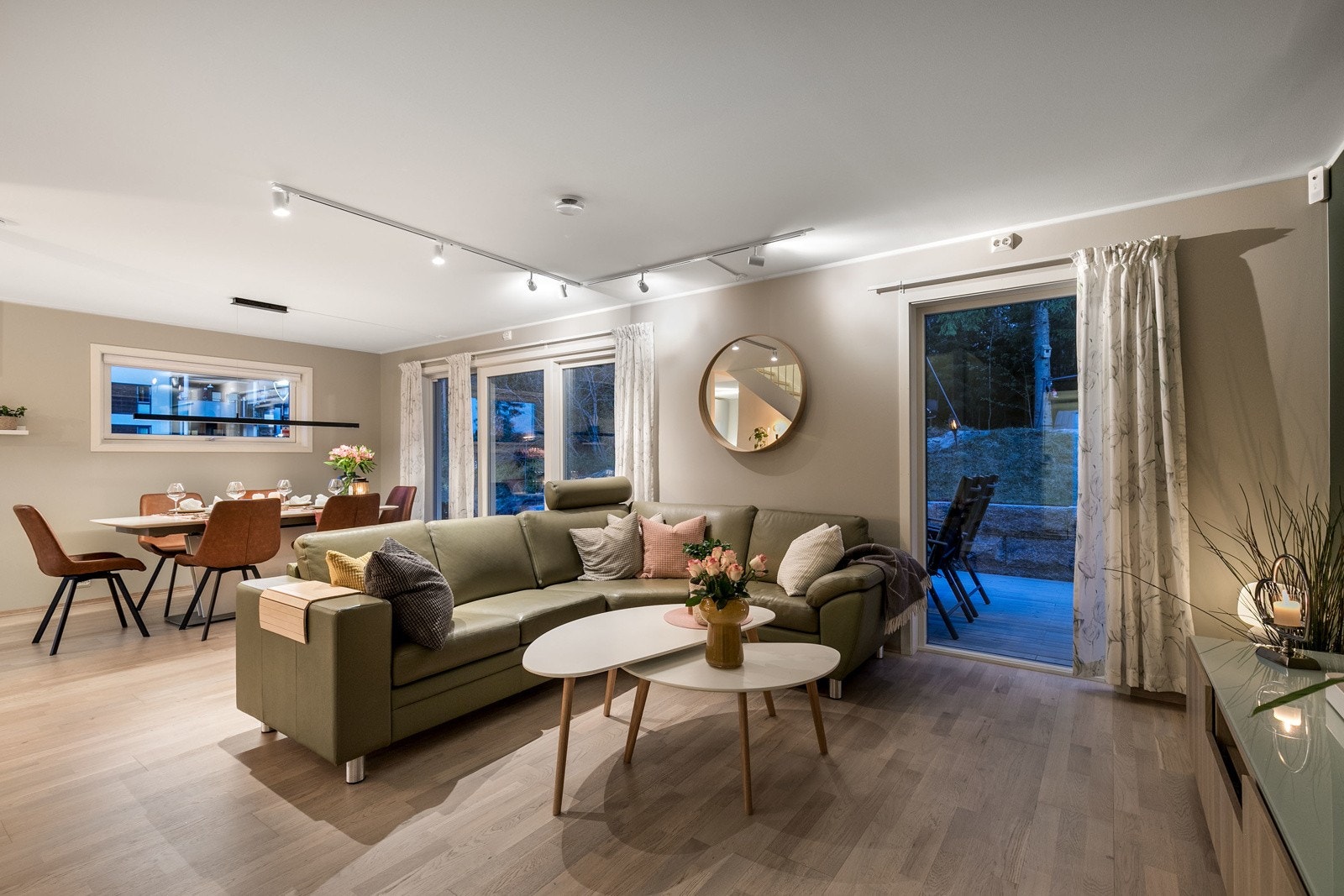 Den åpne stuen i 1. etasje er delikat i lyse, moderne tidsriktige farger Galleribilde