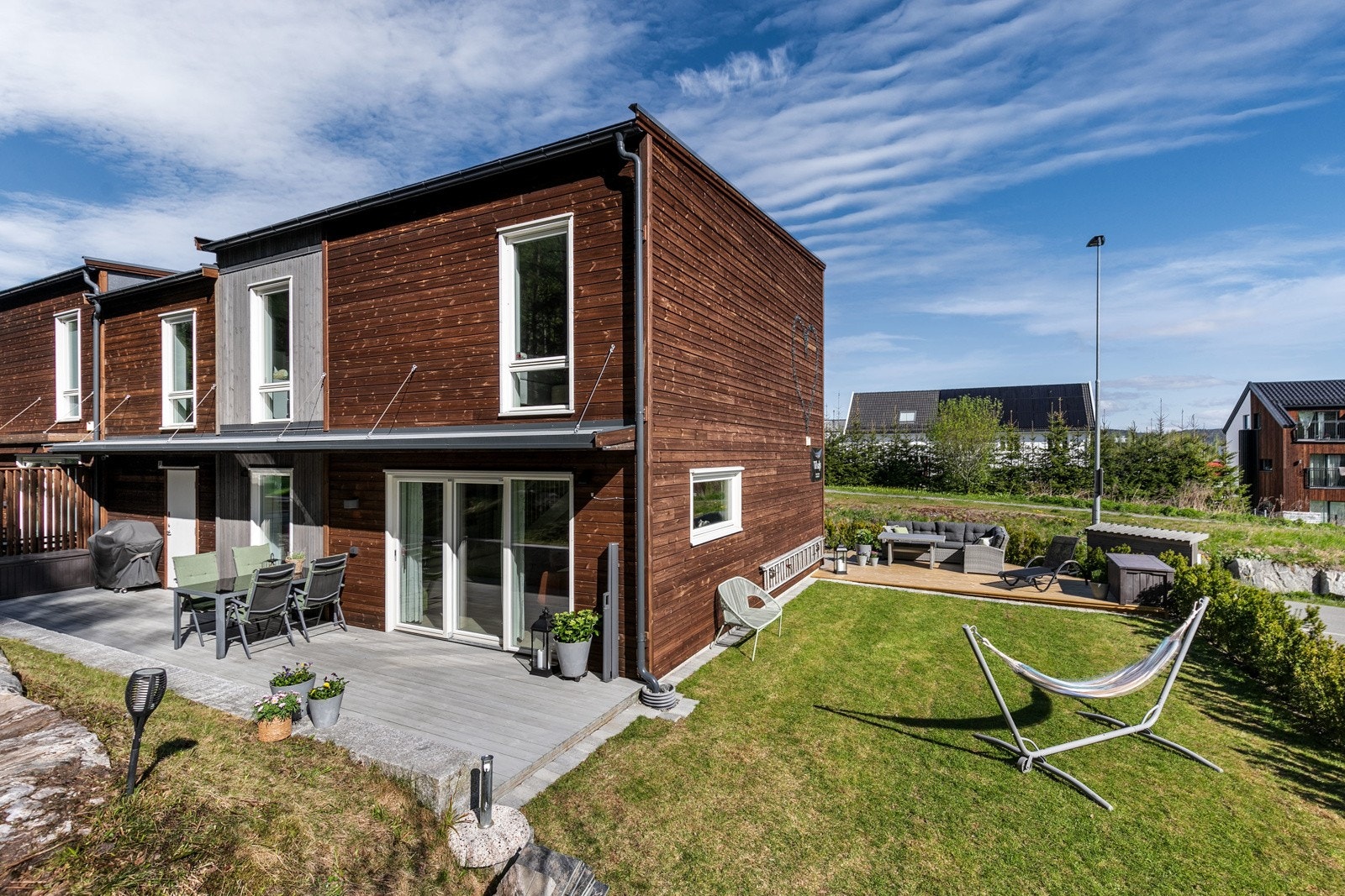 Boligen har totalt 3 uteplasser. Innbydende terrasseplatting på 13 kvm. Det flotte uteområdet sørger for å tilføre boligen et ekstra oppholdsområde utendørs. Her har man god plass til utemøbler og grill. Galleribilde