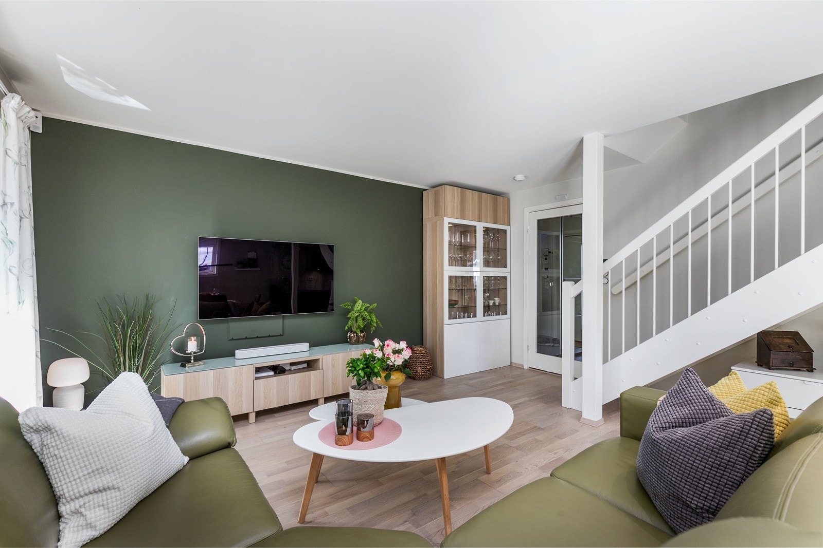 God avsatt plass til større sofa og TV-skjenk. Den flotte trappen sørger for å ta deg raskt mellom etasjene. Galleribilde