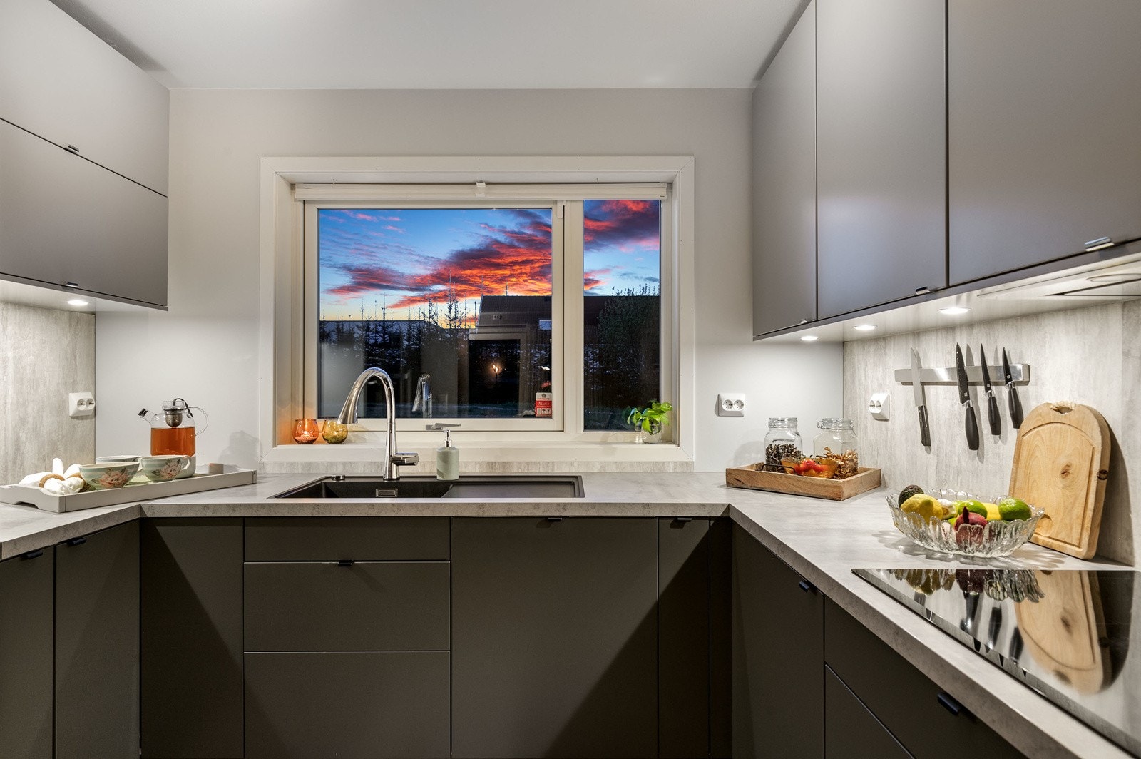 Stilrent og moderne Epoq kjøkken fra 2019 i åpen U-løsning mot stuen. Galleribilde