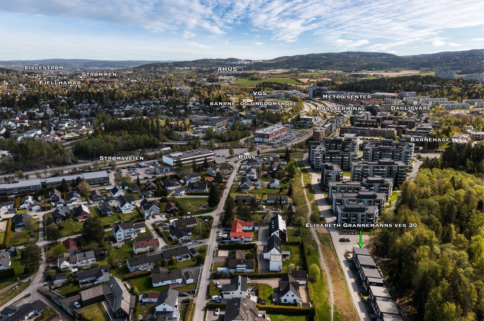 Kort vei til fotballbane, lekeplass, golfbane, tennisanlegg og treningssenter m.m. Eiendommen har også nærhet til flotte tur- og friluftsområder som gir gode rekreasjonsmuligheter både sommer og vinter. Galleribilde