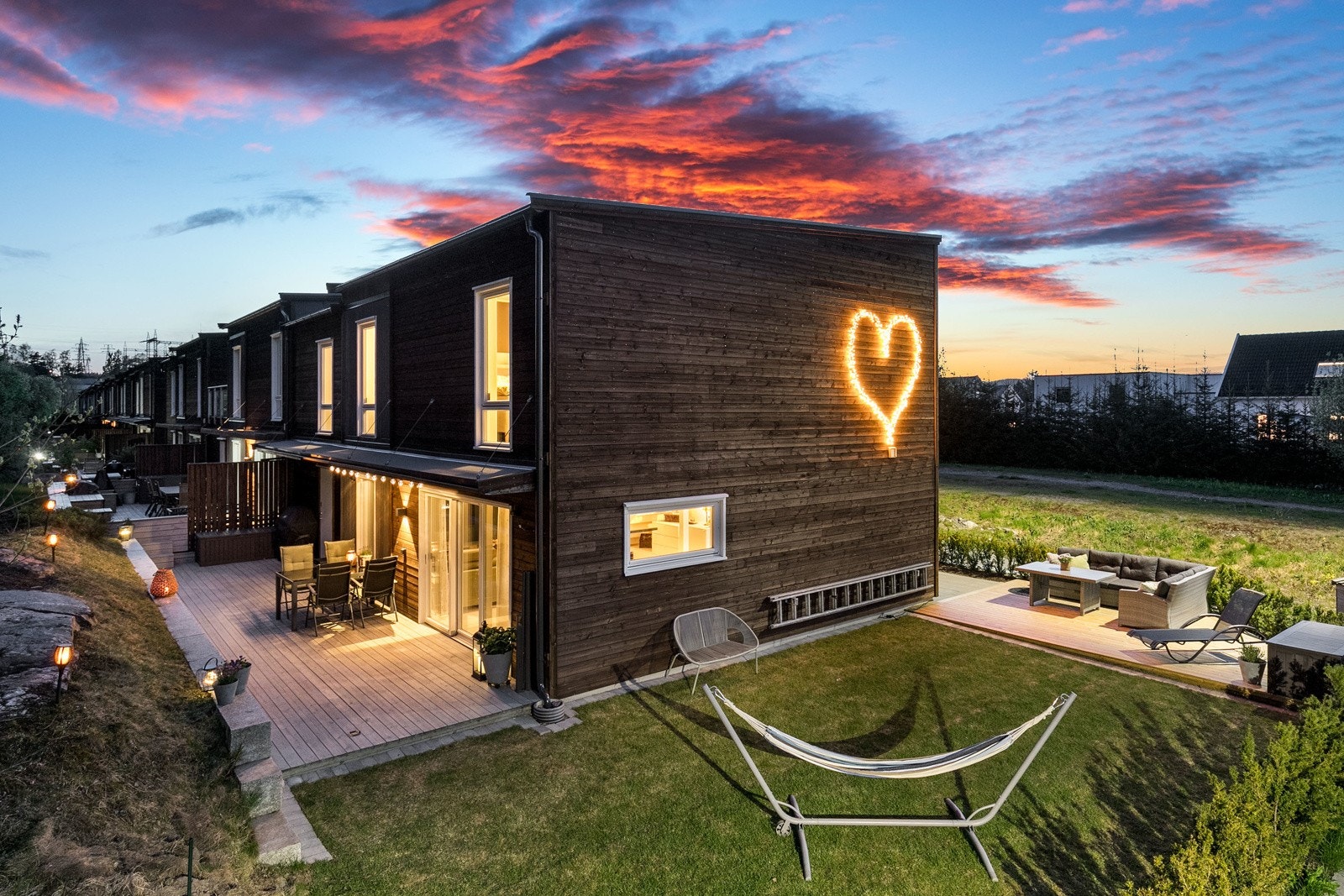 Velkommen til Elisabeth Grannemans vei 30! Moderne og svært lekkert rekkehus fra 2019, med en attraktiv og tilbaketrukket beliggenhet i Lørenskog. Sjelden mulighet, med meget god internbeliggenhet! Galleribilde