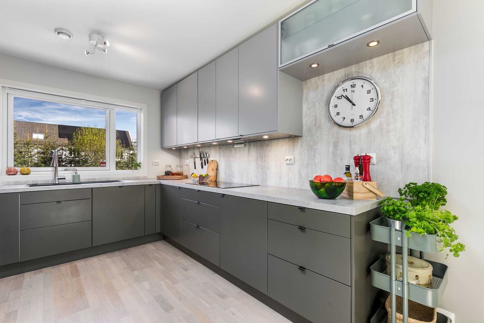 Armatur med Grohe Zedra Touch kjøkkenbatteri, med touchfunksjon og tre spraytyper. Stor og dyp underlimt Blanco kompositt kum. Integrert avtrekksvifte som er linket til platetoppen og starter og stopper automatisk. Integrert avtrekkssvifte med lys Galleribilde