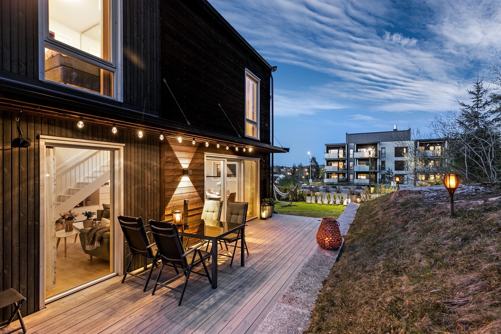 Boligen har tre fantastiske uteplasser på hhv. 35 kvm, 13 kvm og 7 kvm Galleribilde