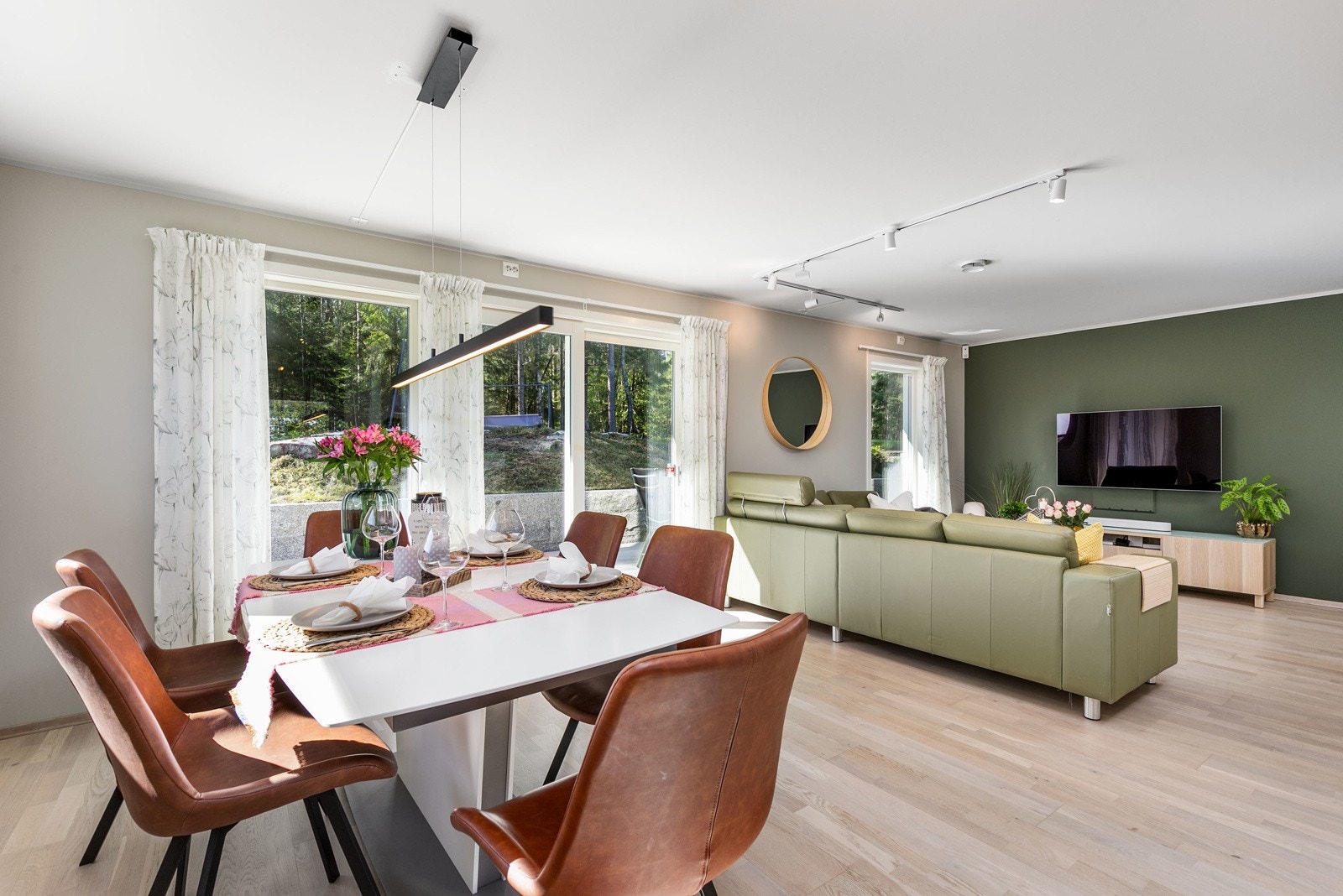 Fin avsatt plass til spisebord med stoler, hvor mange hyggelige middager kan tilbringes. Galleribilde