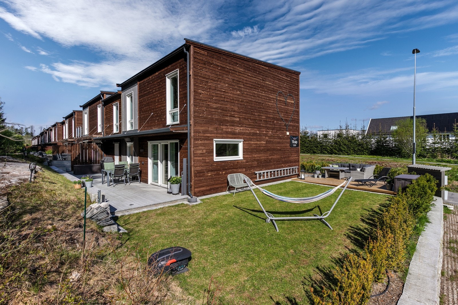 Boligen har totalt 3 uteplasser. Innbydende terrasseplatting på 13 kvm. Det flotte uteområdet sørger for å tilføre boligen et ekstra oppholdsområde utendørs. Her har man god plass til utemøbler og grill. Galleribilde