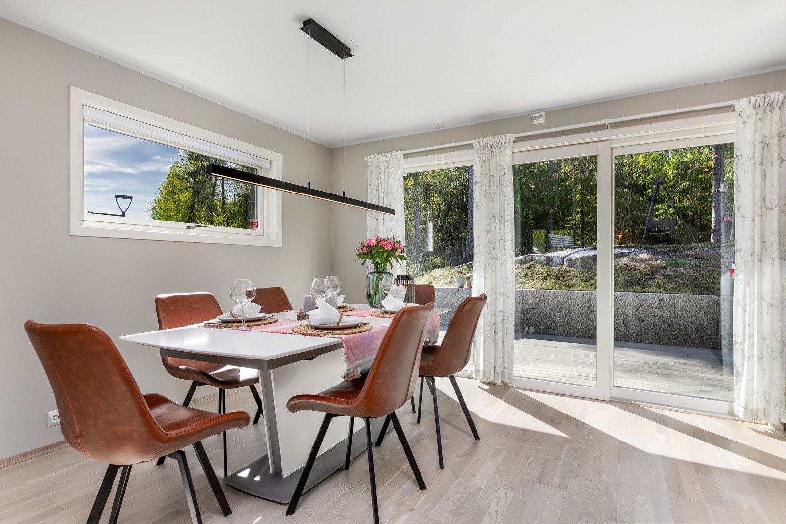 De store vinduene sørger for rikelig med innslipp av naturlig lys Galleribilde