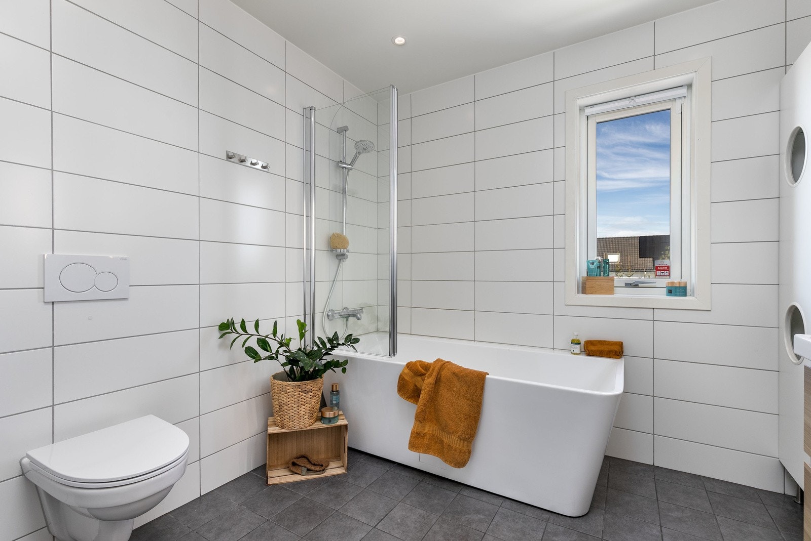 Lekkert bad i 2. etasje fra 2019, utført i samme stil som bad i 1. etg. Galleribilde