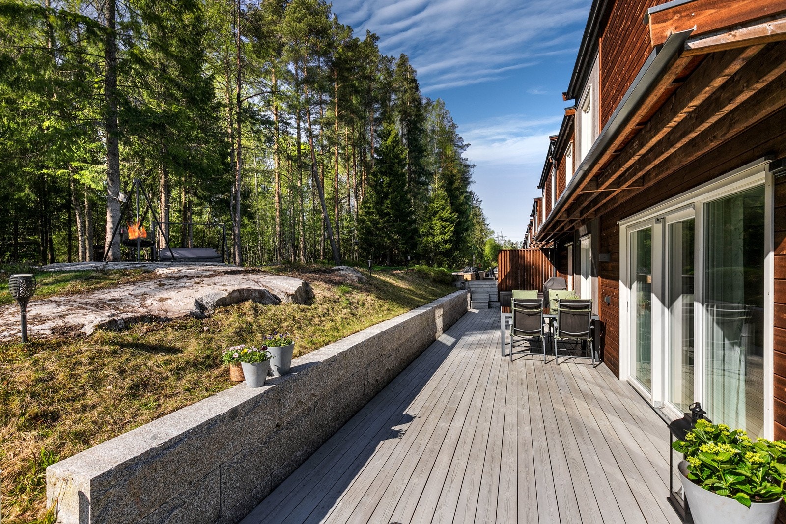 Det er utgang fra stuen i 1. etasje til en nydelig hage med stor solrik sydvendt terrasse på ca. 35 kvm. Det flotte uteområdet sørger for å tilføre boligen et ekstra oppholdsområde utendørs. Her har man god plass til utemøbler og grill. Galleribilde