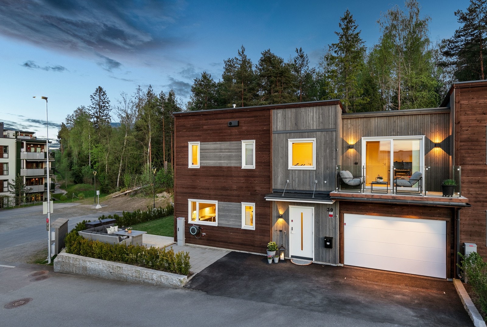 Rekkehuset ble påbygget i 2023, med tilbygg over garasjen. Det foreligger ferdigattest for tiltaket. Galleribilde