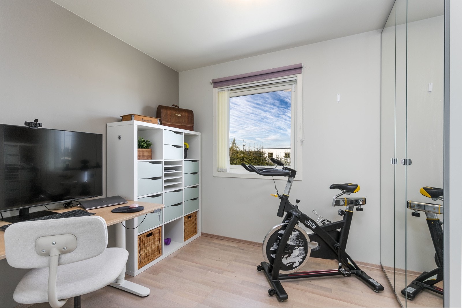 Soverom 4 er innredet som kontor i dag, men kan enkelt innredes som et ekstra soverom etter ønske. Bod tilstøtende kontoret/soverom 4 kan enkelt innredes som walk in closet etter ønske Galleribilde