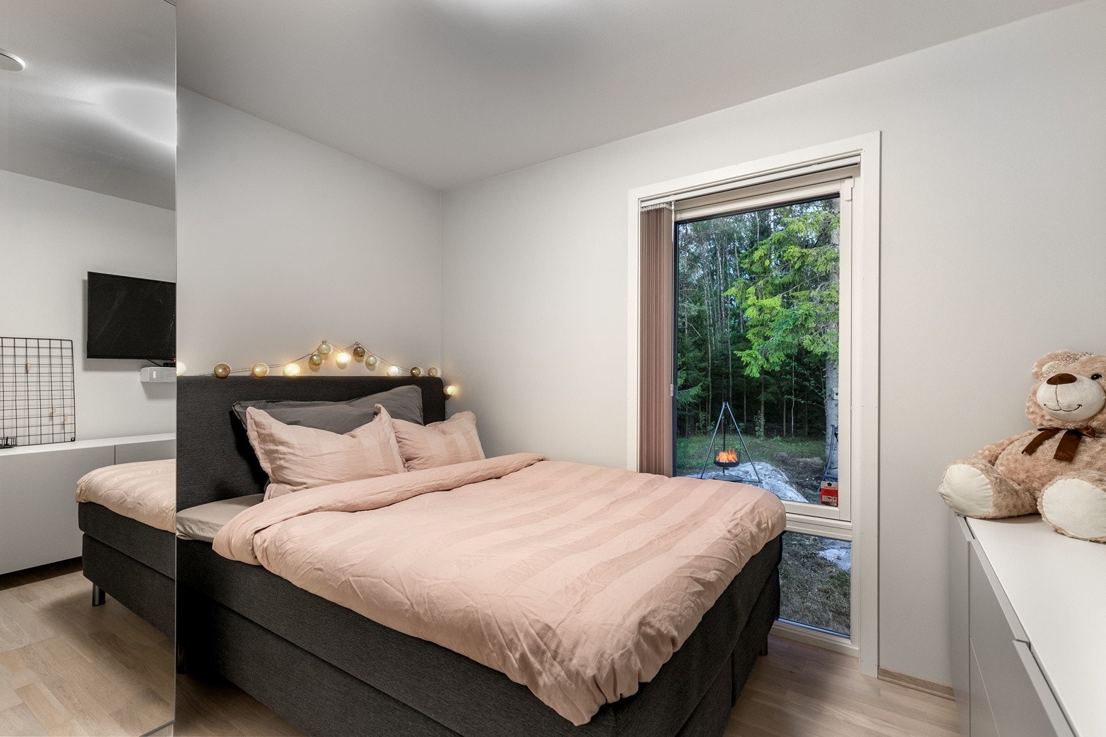 Soverom 3 har god plass til dobbeltseng etter ønske. Alle 4 soverom har lamellgardiner. Galleribilde