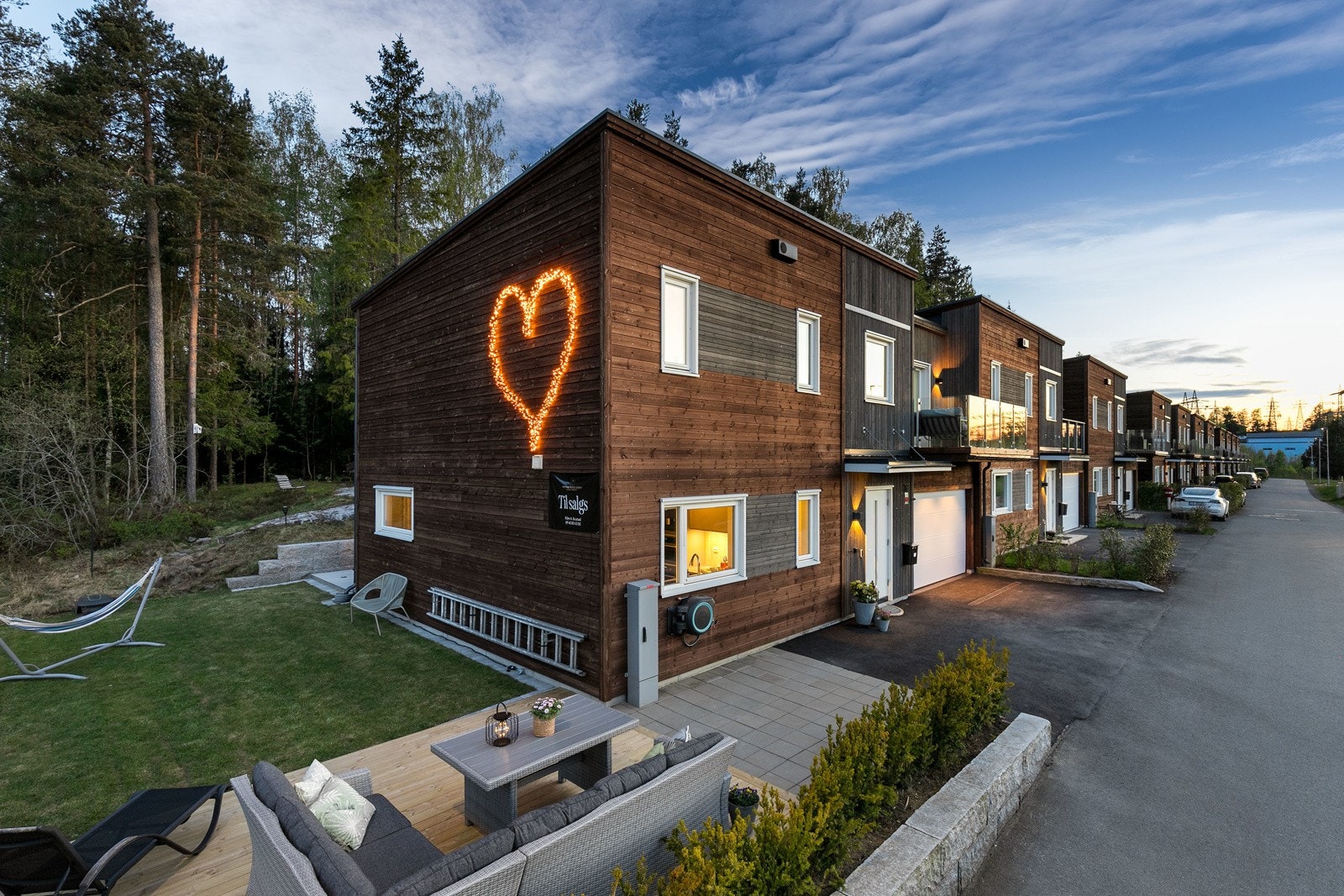 Rekkehuset har en meget god internbeliggenhet, med endeplassering og stor hage på 150 kvm Galleribilde