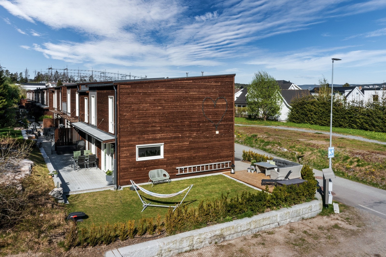 Boligen har en nydelig hage med stor solrik sydvendt terrasse på ca. 35 kvm. Det flotte uteområdet sørger for å tilføre boligen et ekstra oppholdsområde utendørs. Her har man god plass til utemøbler og grill. Galleribilde