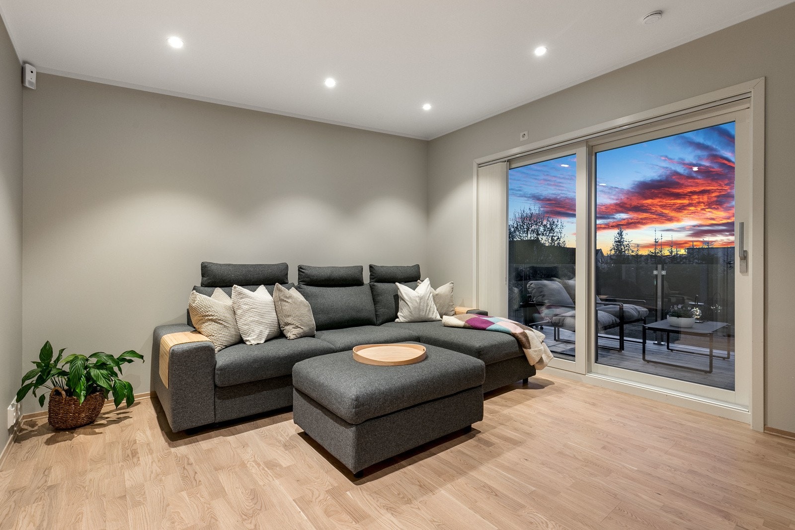 Lys og trivelig stue i 2. etasje, som egner seg perfekt som TV-stue. God plass til sofamøblement og TV-bord. Galleribilde