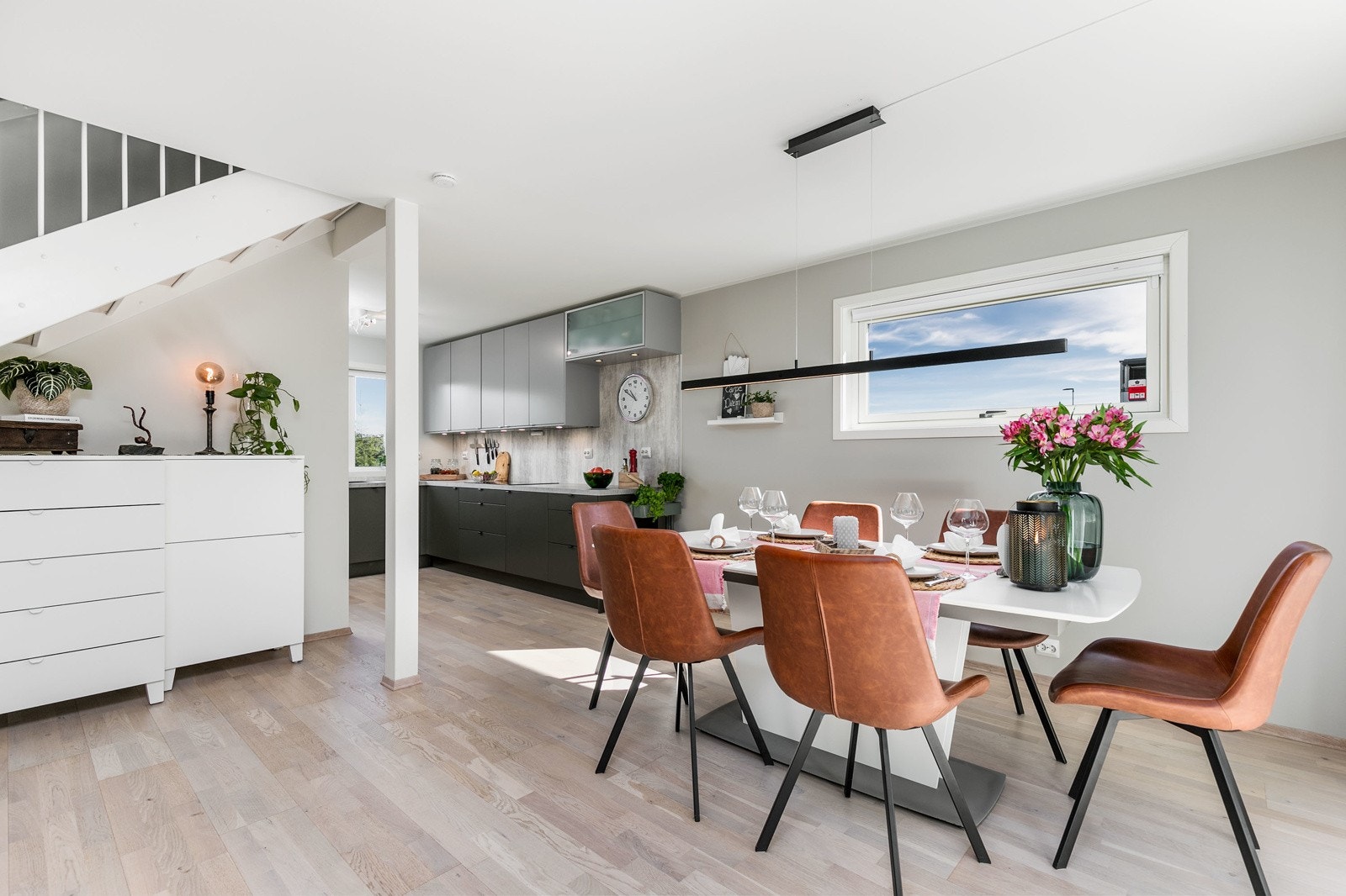 Stuen oppleves som lys og romslig, med flere møbleringsmuligheter etter ønske og behov. Galleribilde