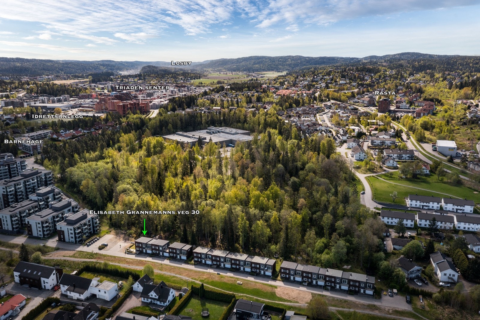 Dagligvarehandelen kan gjøres ved bl.a. Meny på Rastasenteret og Joker i Solheimveien. Kort vei til Kiwi Skårer og Rema 1000 Skårer. Gangavstand til både Metro Senter og Storsenter Triaden. Galleribilde