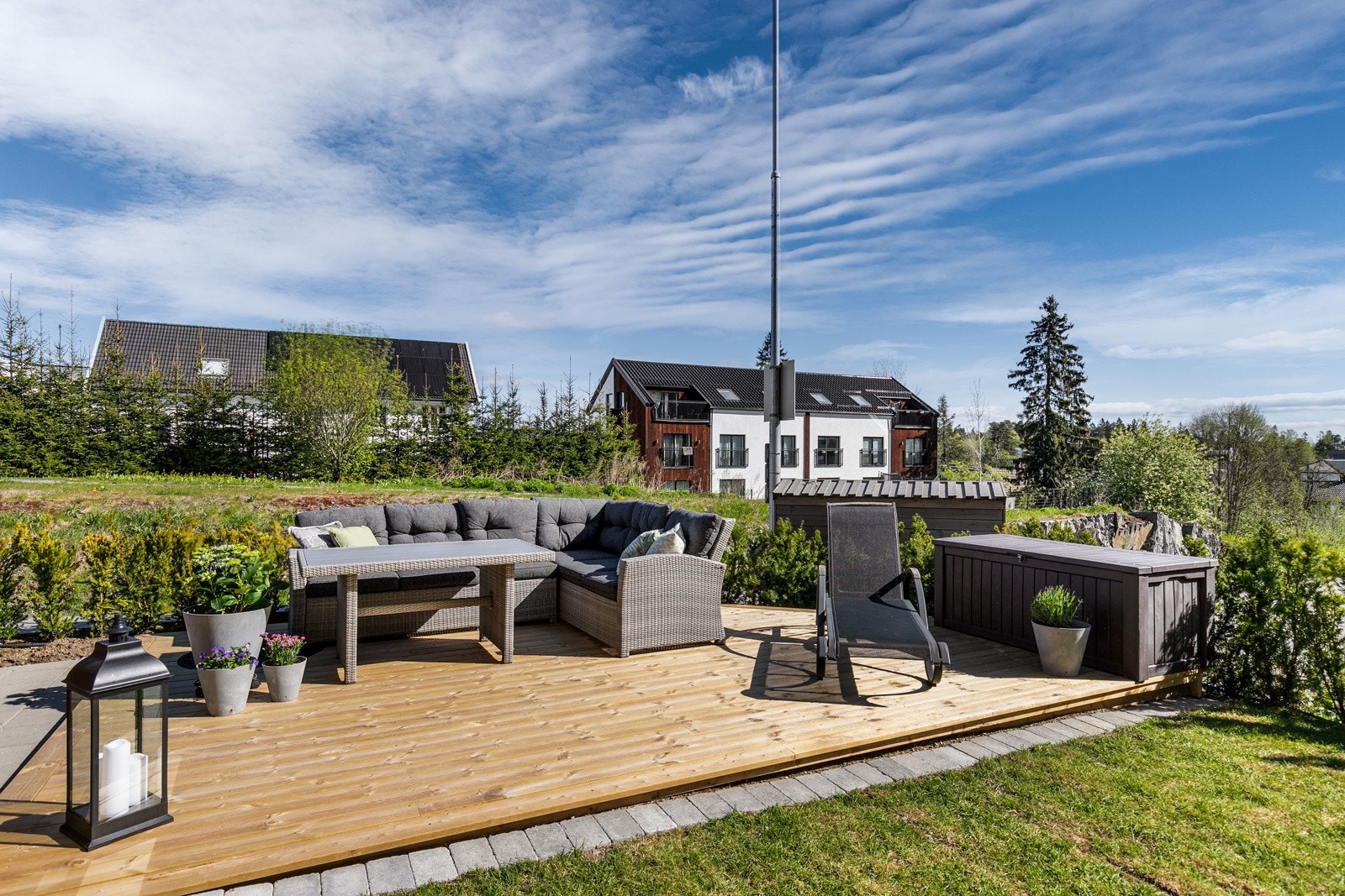 Boligen har totalt 3 uteplasser. Innbydende terrasseplatting på 13 kvm. Det flotte uteområdet sørger for å tilføre boligen et ekstra oppholdsområde utendørs. Her har man god plass til utemøbler og grill. Galleribilde
