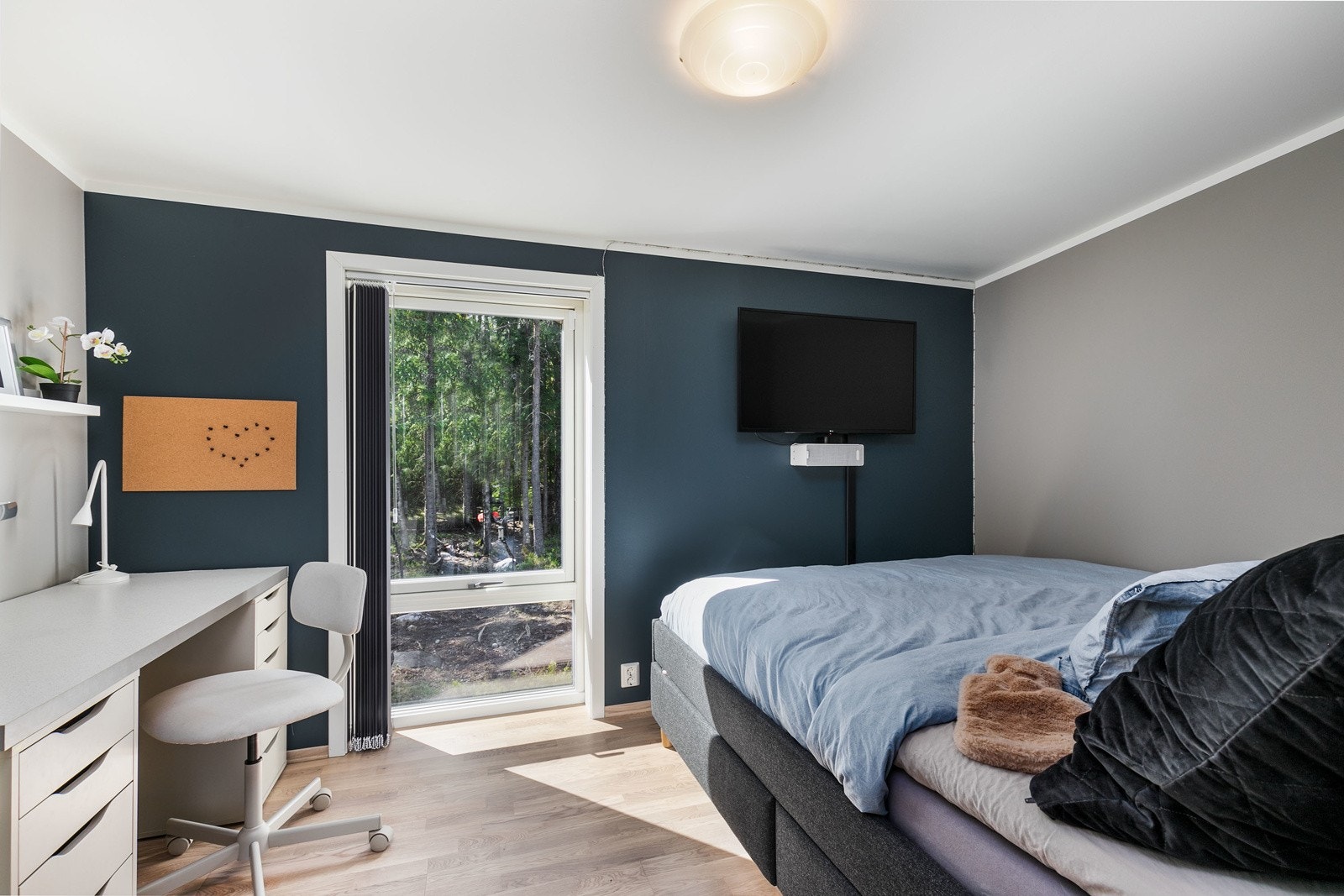 Soverom 2 har fin plass til dobbeltseng/enkeltseng etter ønske, og er av samme høye standard som resten av boligen. Galleribilde