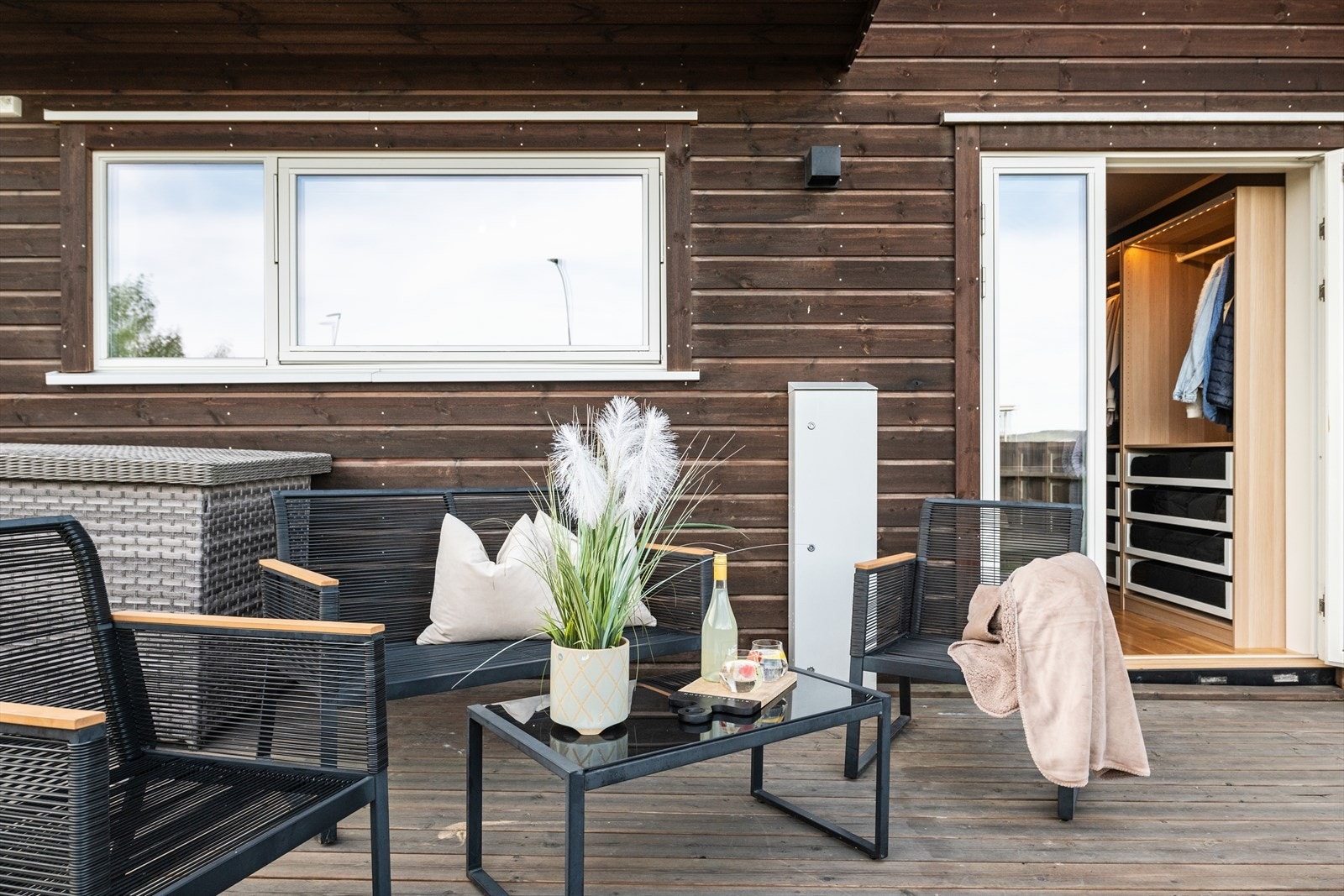 Start morgenen med ro og velvære på denne lune terrassen - et ideelt sted for dagens første kaffekopp. Galleribilde