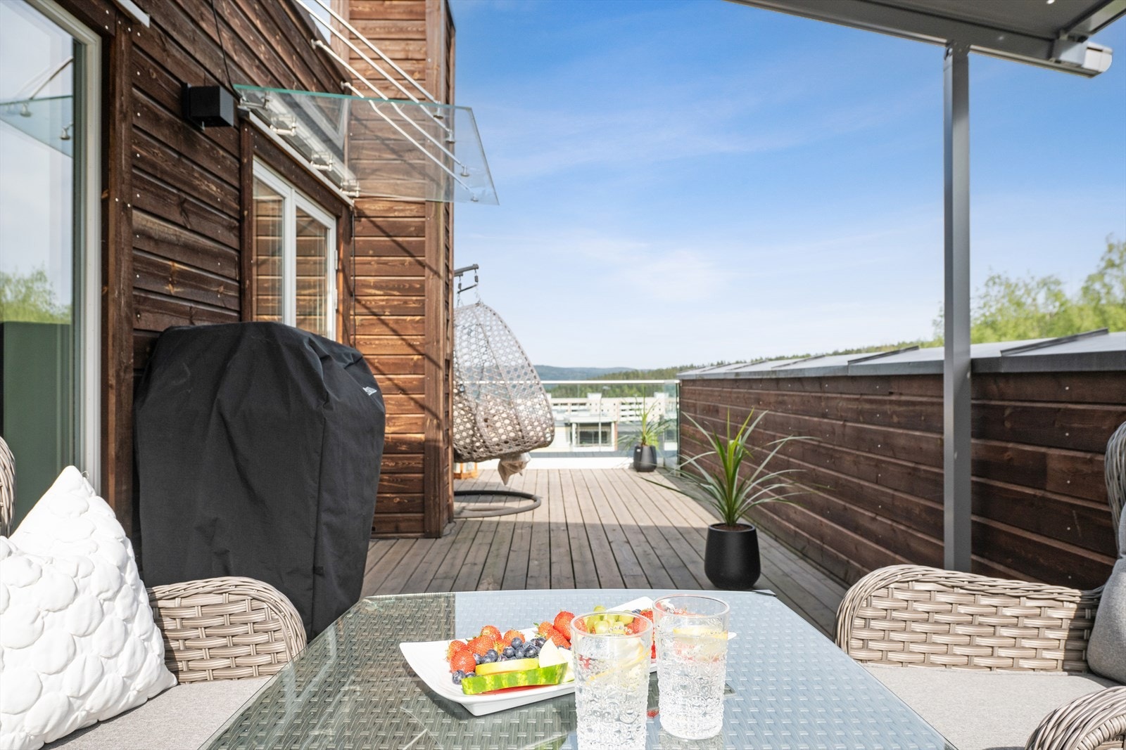 Her får du en flott takterrasse på hele 27 kvm med svært gode solforhold og nydelig utsikt. Galleribilde