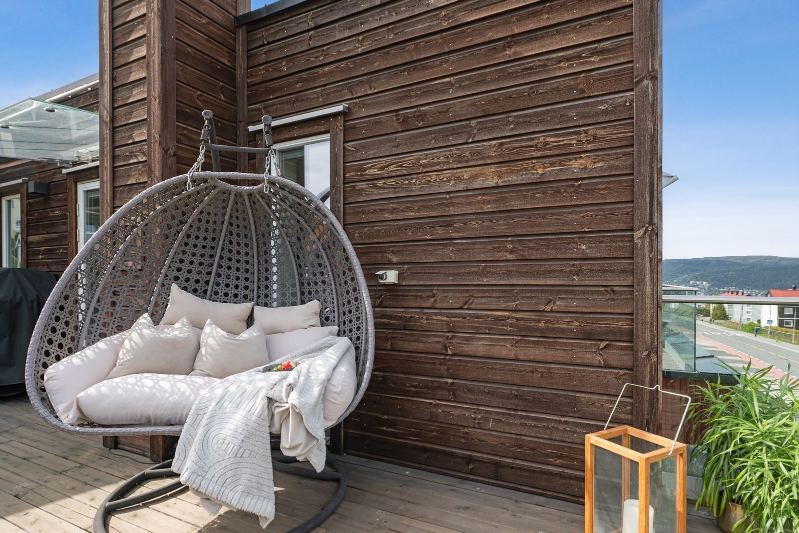 På denne innbydende takterrassen kan du trekke deg tilbake og nyte en stille stund med en god bok, omgitt av frisk luft og flott utsikt. Galleribilde