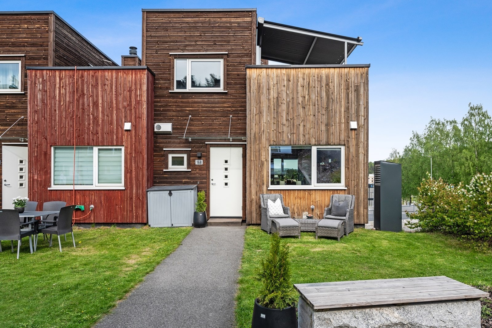 Eiendommen byr på pent opparbeidede utearealer med diverse beplantning og flere innbydende uteplasser. Galleribilde