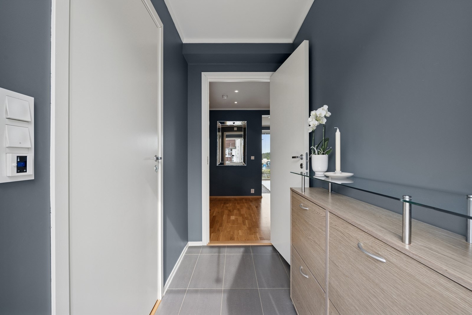 Vi ønsker deg velkommen inn i en lys og innbydende entré med komfortabel gulvvarme. Videre kommer du inn i trappegangen som knytter de tre etasjene sammen. Galleribilde