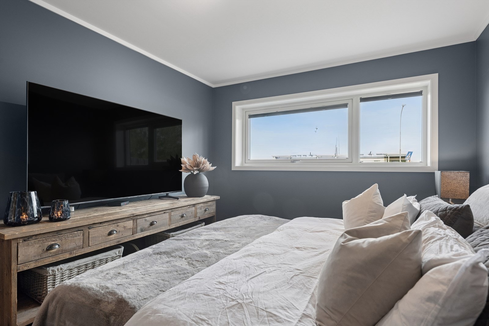 To av soverommene befinner seg i boligens 2. etg. Alle soverommene har gode lys og utsiktsforhold. Galleribilde