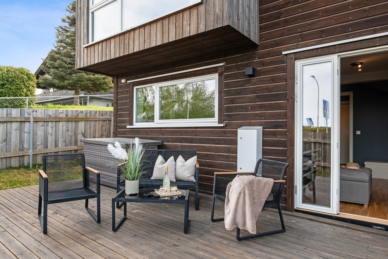 Fra det ene soverommet/garderoberommet er det utgang til en romslig markterrassen på hele 22 kvm som gir rikelig med plass til utemøbler. Galleribilde