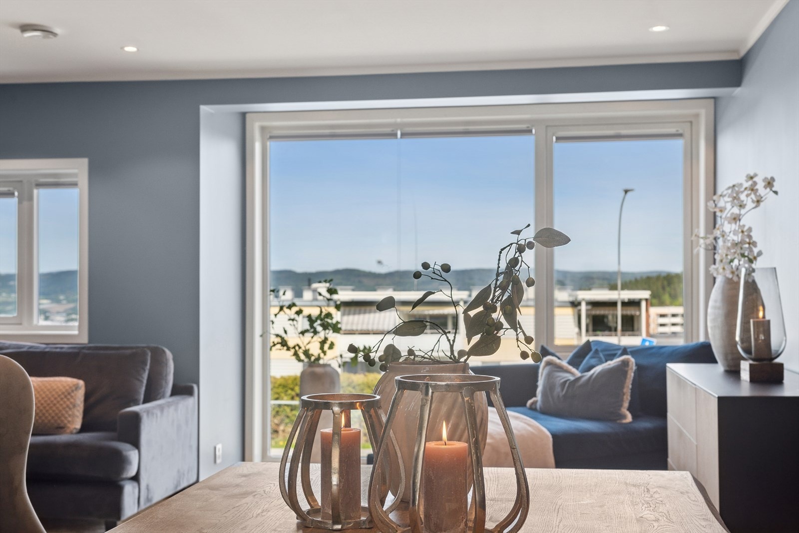 Stuen er et lyst og luftig oppholdsrom som skaper en innbydende atmosfære for både avslapning og sosialt samvær. Store vindusflater slipper inn rikelig med naturlig lys og gir flott utsyn mot omgivelsene, noe som forsterker romfølelsen. Galleribilde