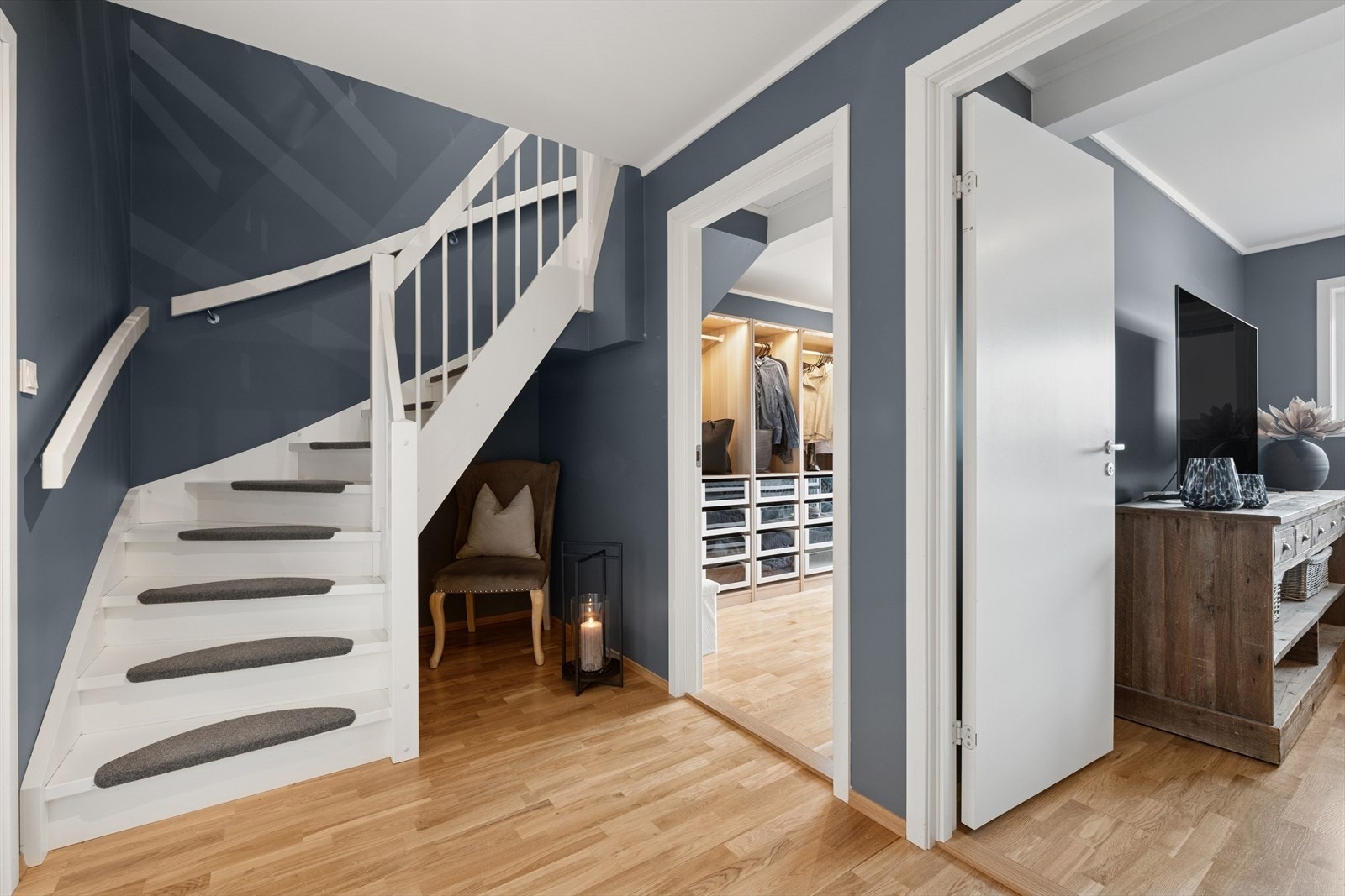 En funksjonell og innbydende mellomgang som skaper naturlig flyt mellom rommene. Galleribilde