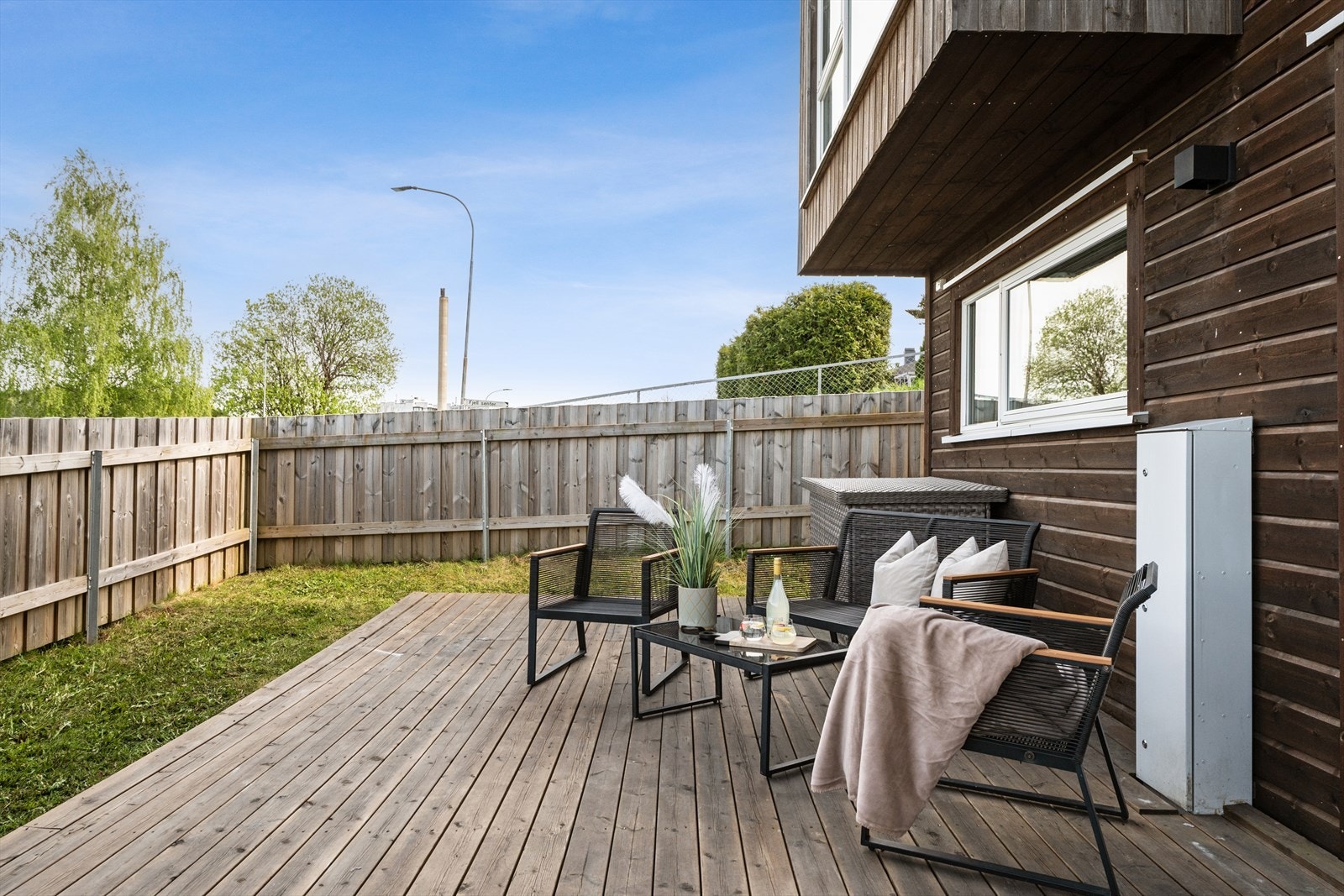 Terrassen har direkte utgang til hage, som skaper en naturlig forlengelse av uteplassen - ideell for både lek, avslapning og sosiale sammenkomster. Galleribilde