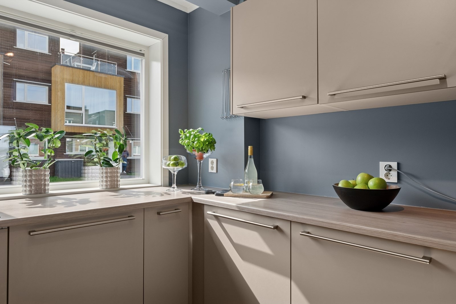 Her finner du moderne hvitevarer som gjør matlagingen til en lek. I tillegg kjøleskap og fryser med vanntilkobling som er utstyrt med både isbitmaskin og vanndispenser - perfekt for en komfortabel hverdag. Galleribilde