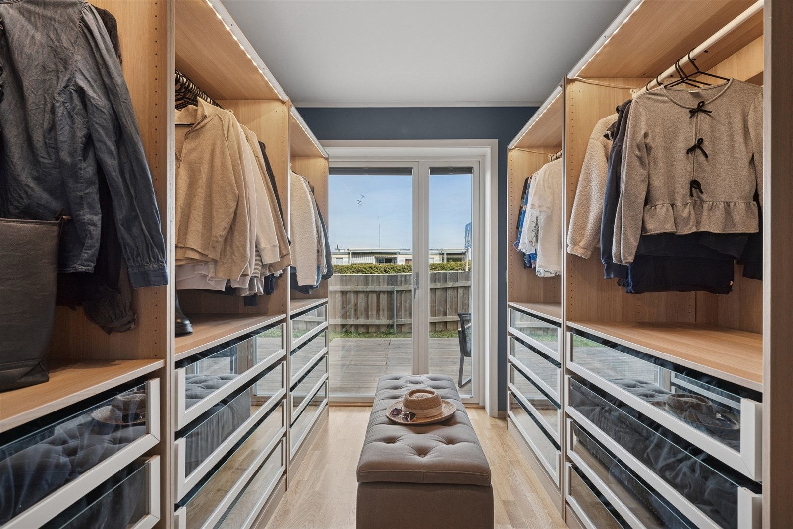 Ett av soverommene i underetasjen er i dag innredet som et romslig og praktisk walk-in closet med direkte utgang til en stor markterrasse. Ved behov kan dette enkelt tilbakeføres til soverom, noe som gir deg stor valgfrihet i bruken av boligen. Galleribilde