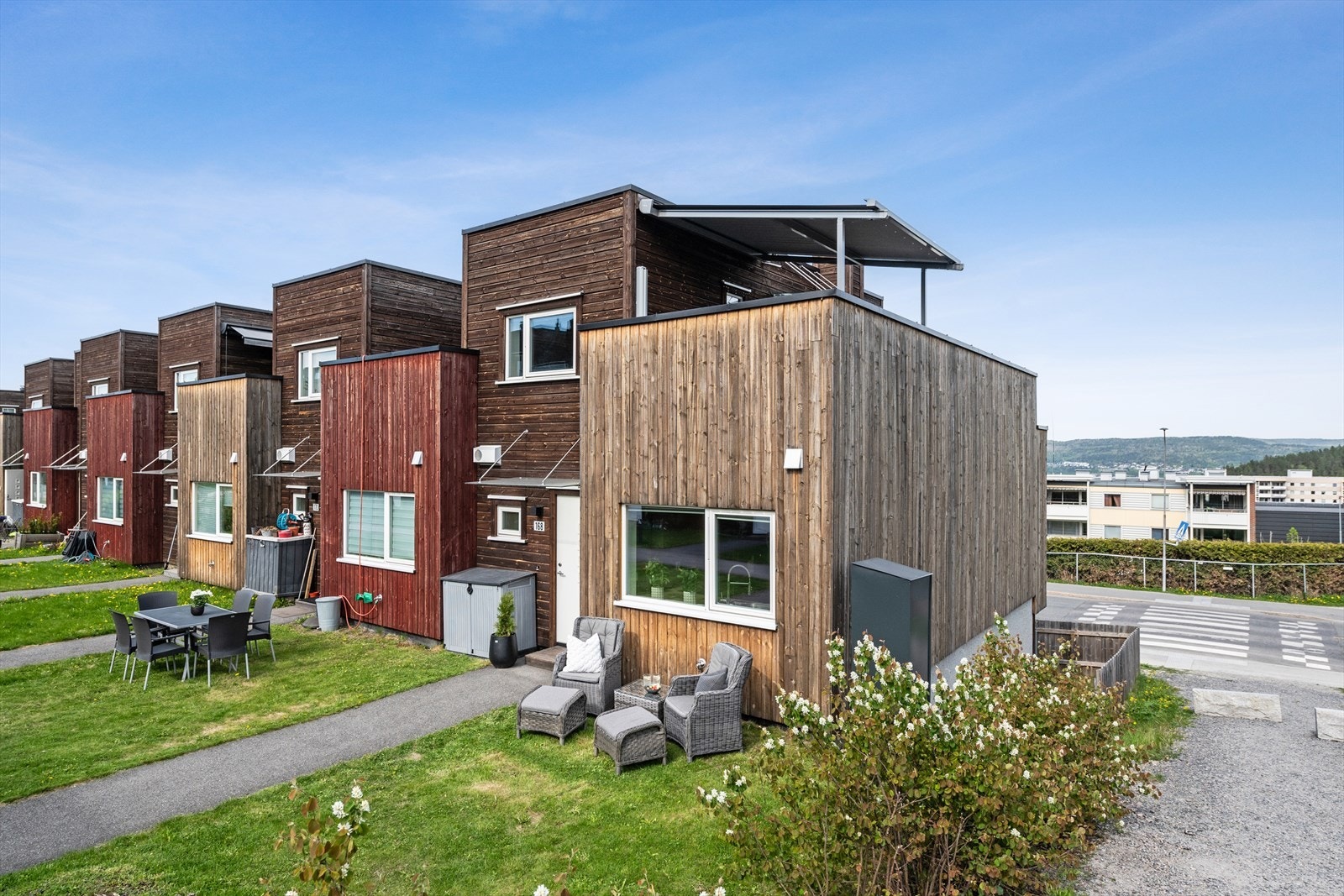 Boligen ligger i et barnevennlig og naturskjønt område på Austad - et perfekt sted for familier som ønsker en trygg og praktisk hverdag. Galleribilde