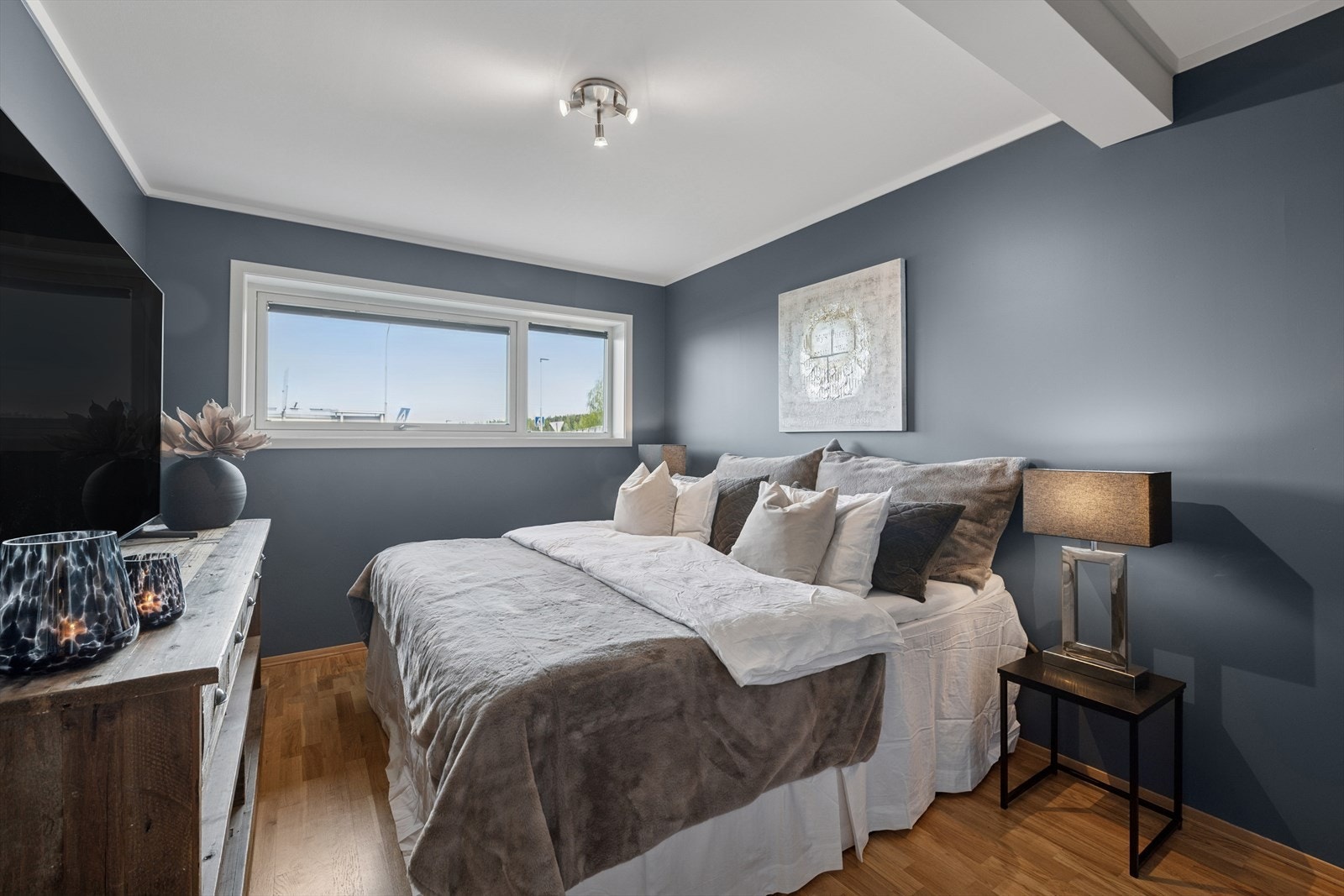 Romslig soverom meg god plass til dobbelseng og øvrig møblering. Galleribilde