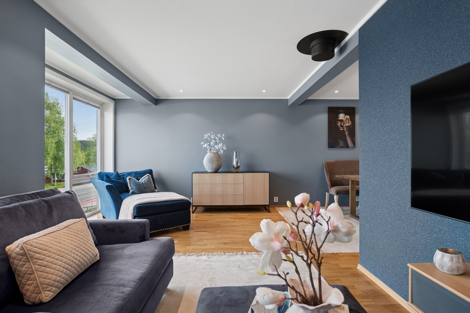 Den gjennomtenkte TV-kroken skaper en naturlig samlingsplass for både rolige hverdager og hyggelige sammenkomster. Galleribilde